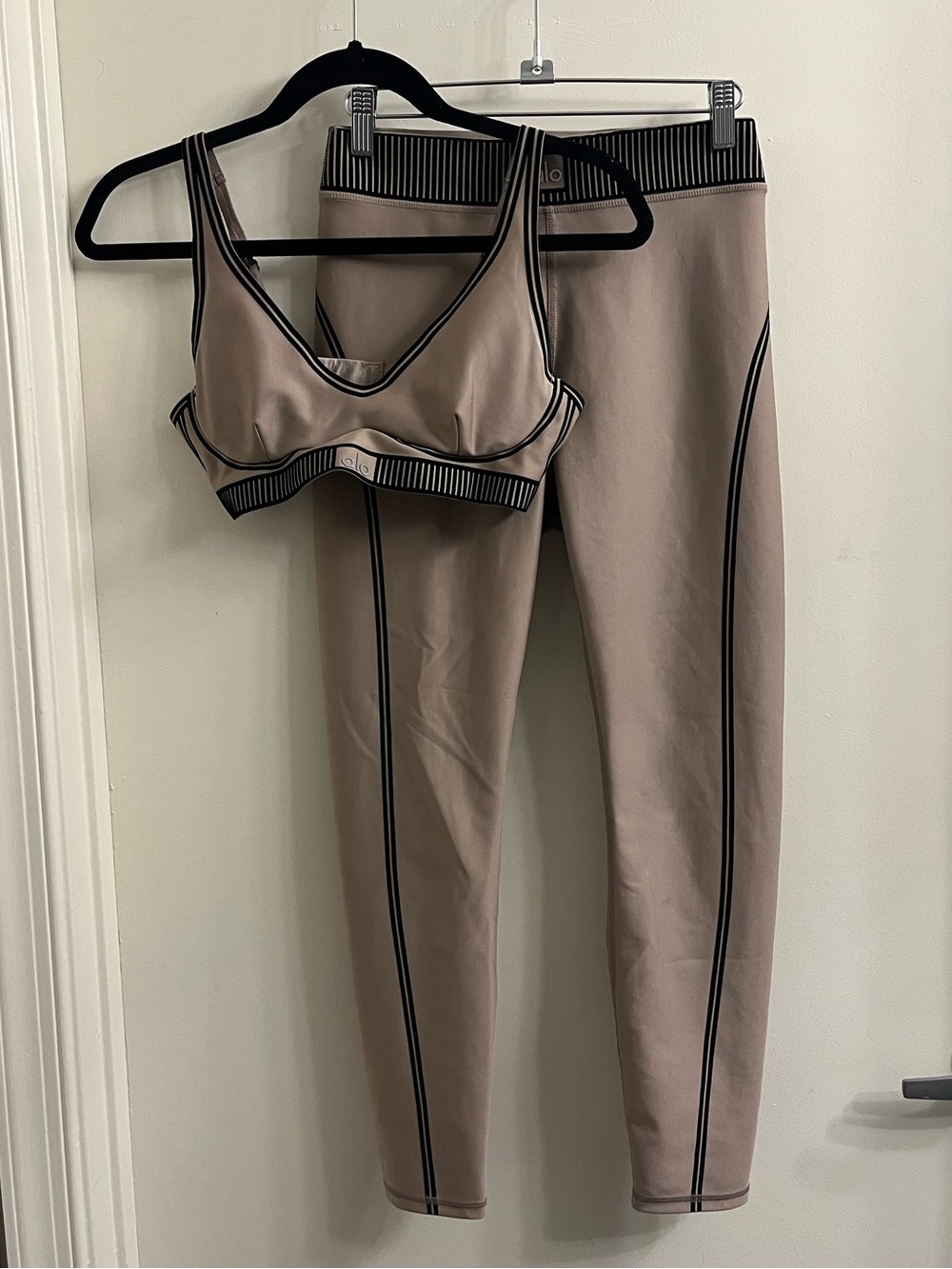 Alo Yoga Airlift Line Up Matching Set Sports Bra + Leggings - Picture 4 of 16